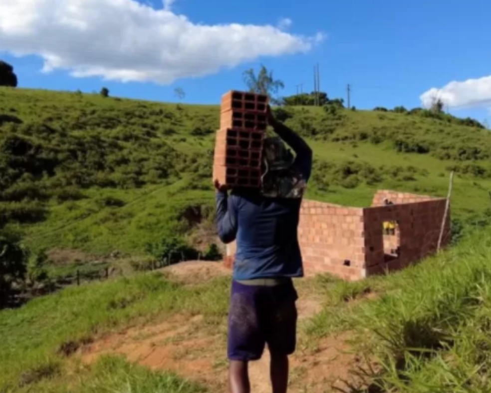 Com material doado por um pastor, o casal Marcos e Jamile está construindo sua nova casa — Foto: Felix Lima