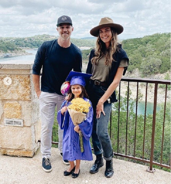 A atriz Odette Annable com o marido e a filha (Foto: Instagram)