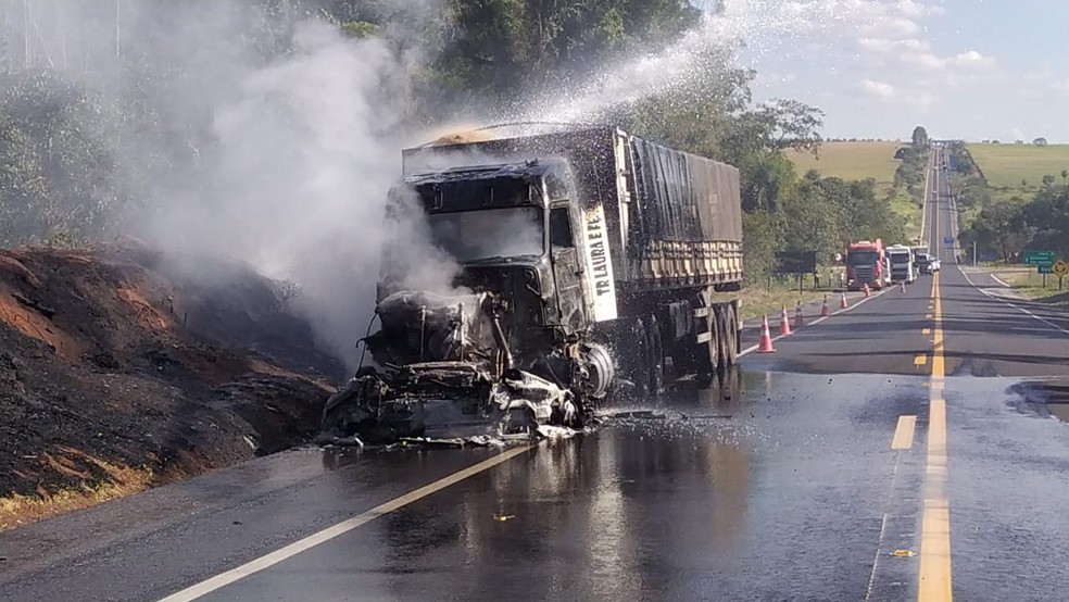 Incêndio em veículo mobiliza o Corpo de Bombeiros na SP-425 — Foto: Cristiano Nascimento/CNNews