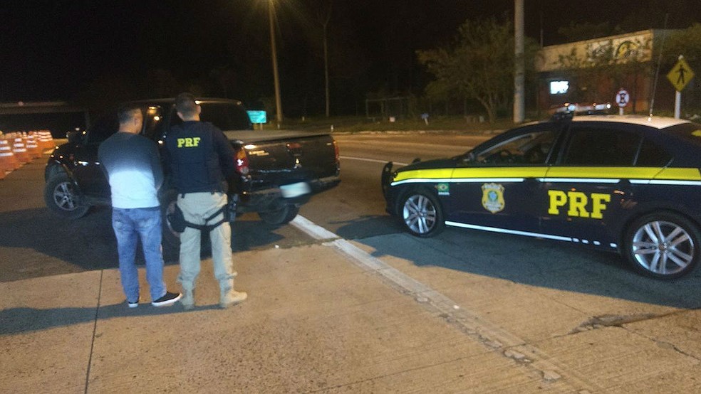 Empresario foi detido em Simão Pereira, na BR-040, dirigindo caminhonete roubada e clonada  — Foto: Polícia Rodoviária Federal/Divulgação