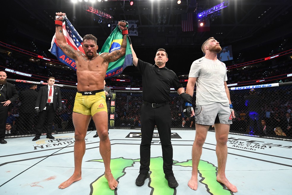 Eryk Anders comemorou a vitória contra Gerald Meerschaert com bandeiras dos EUA e Brasil — Foto: Getty Images