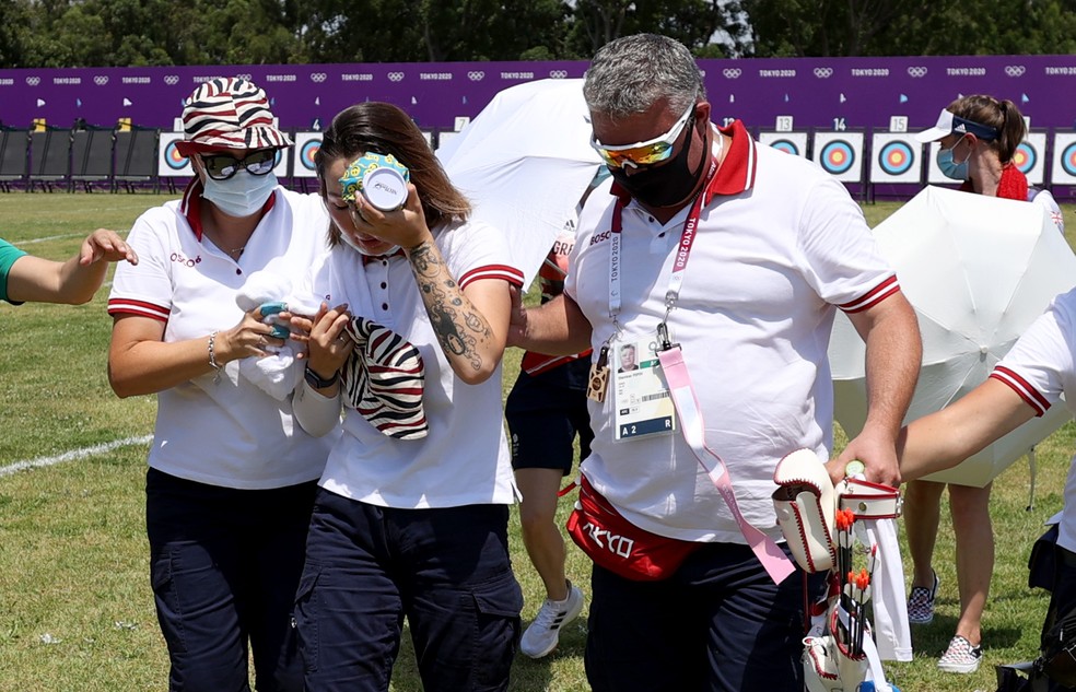 Russa Svetlana Gomboeva passa mal durante disputa no tiro com arco — Foto: Justin Setterfield/Getty Images