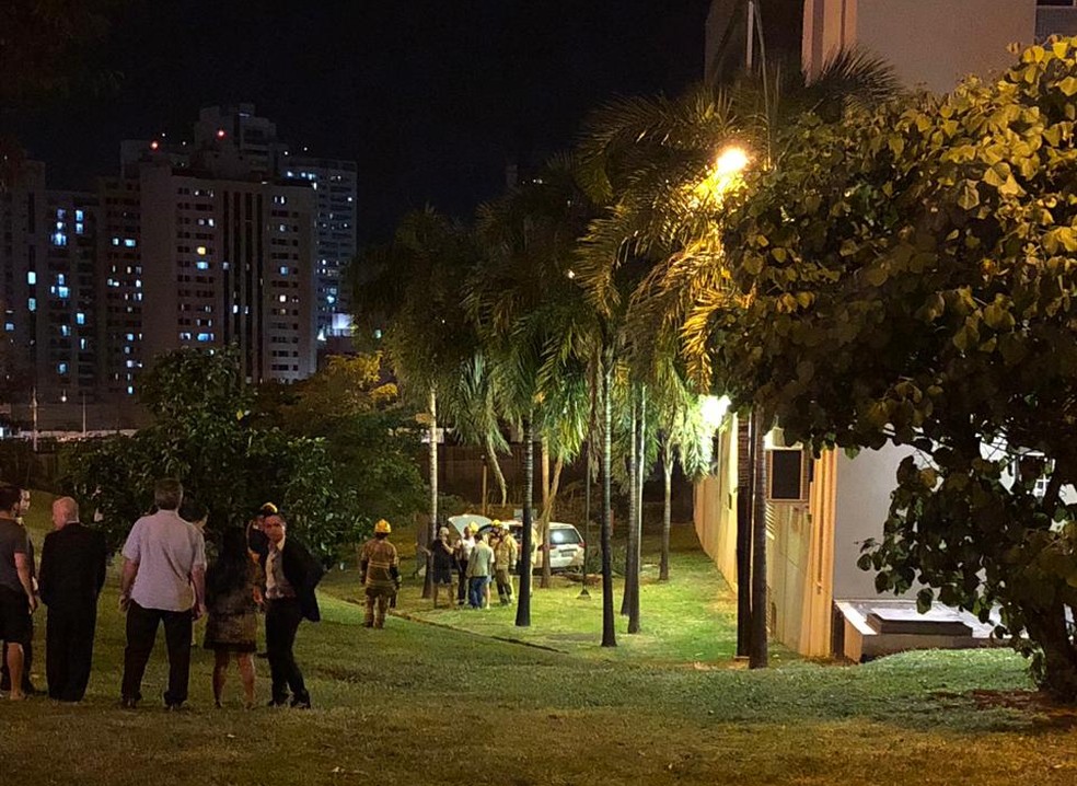 Moradores aguardam por informações do lado de fora do prédio; carro atingiu central de gás do condomínio — Foto: Arquivo pessoal