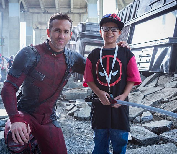 O ator Ryan Reynolds com uma das crianças que visitou o set de Deadpool 2 (Foto: Instagram)