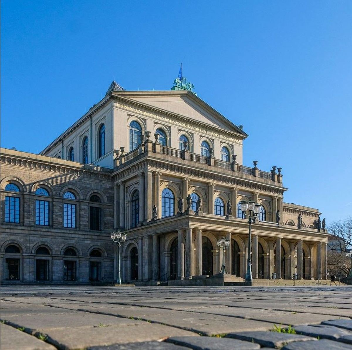 Deutscher Ballettdirektor reibt Hundekot ins Gesicht eines Tanzkritikers, der von der Firma suspendiert wurde |  Pop-Art