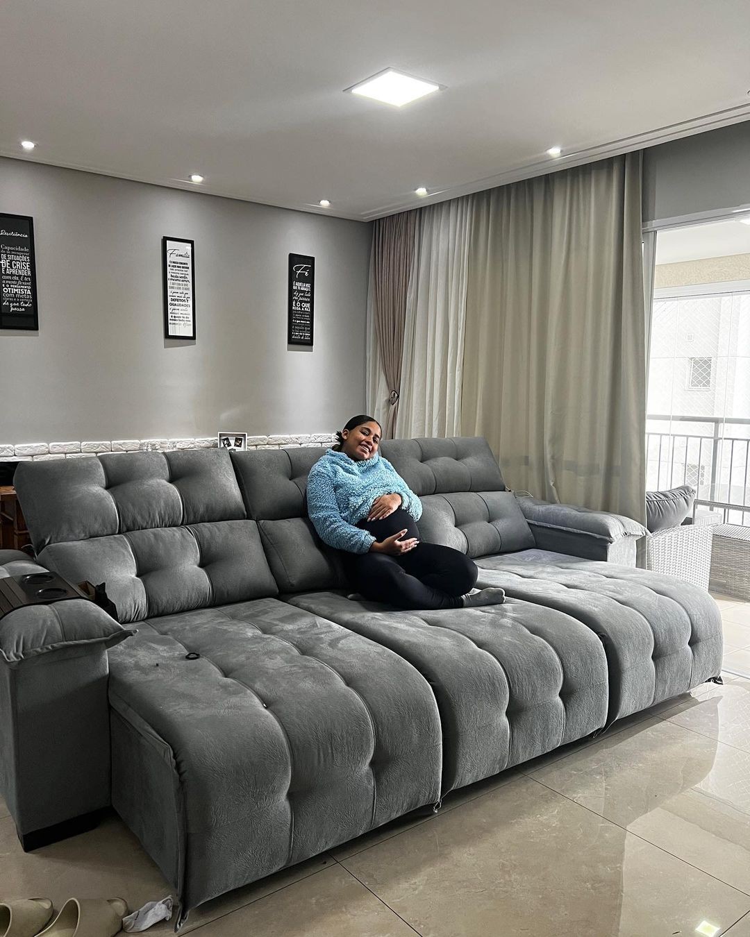 Grávida, MC Loma exibe barrigão em foto no sofá (Foto: Reprodução/ Instagram)