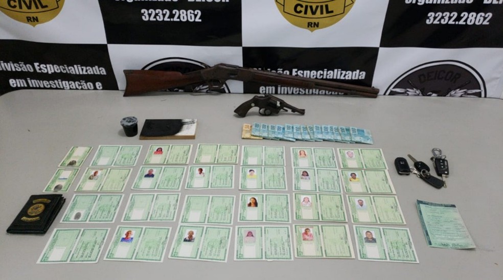 Um servidor do Itep e outras duas pessoas foram presas por falsificação de RGs — Foto: Polícia Civil/Divulgação