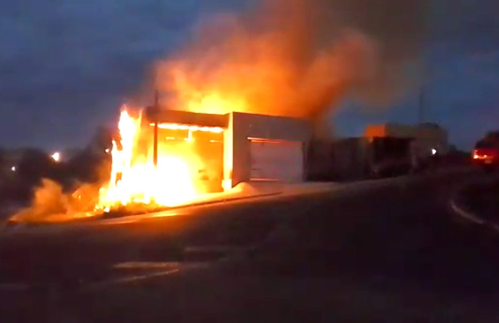 Incêndio ocorreu em uma casa no bairro Santa Fé, em Piracicaba — Foto: Reprodução/ EPTV