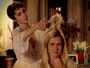 Nina (Débora Falabella) corta os cabelos de Carminha (Adriana Esteves) em cena da novela 'Avenida Brasil' (Foto: Reprodução/TV Globo)