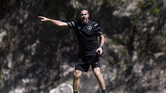 Escalação do Botafogo: Artur Jorge desenha mudanças para jogo contra o Atlético-GO