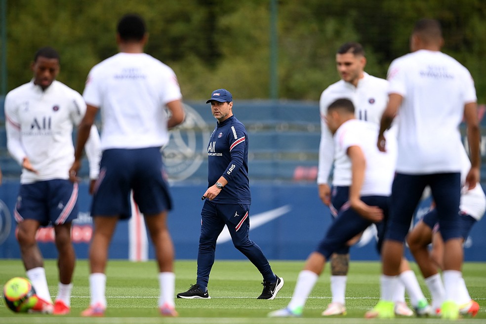 Mauricio Pochettino, técnico do Paris Saint-Germain, durante o treino de sexta-feira — Foto: AFP