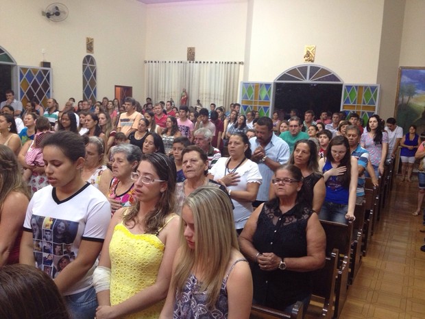 Missa é realizada em homenagem à estudante Tainá Brenda Ferreira (Foto: Roberta Chevitarese / TV TEM)