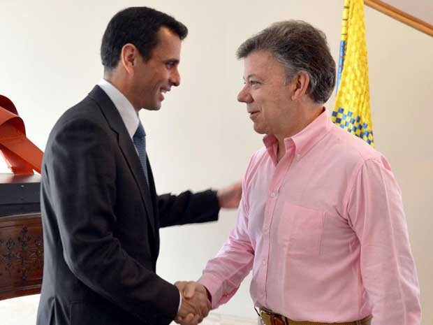 Imagem liberada pela presidência colombiana mostra o líder da oposição da Venezuela, Henrique Capriles (à esquerda) em um encontro com o presidente da Colômbia, Juan Manuel Santos (à direita), nesta quarta-feira (29) (Foto: Presidência/ AFP)
