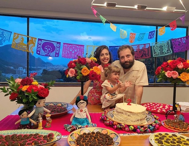 Giovanna Nader e Gregório Duvivier fazem festa de Marieta (Foto: Reprodução/Instagram)