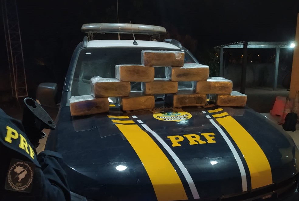 Passageira de 18 anos foi presa em um ônibus transportando cerca de 25,7 kg de maconha — Foto: Divulgação/Polícia Rodoviária Federal