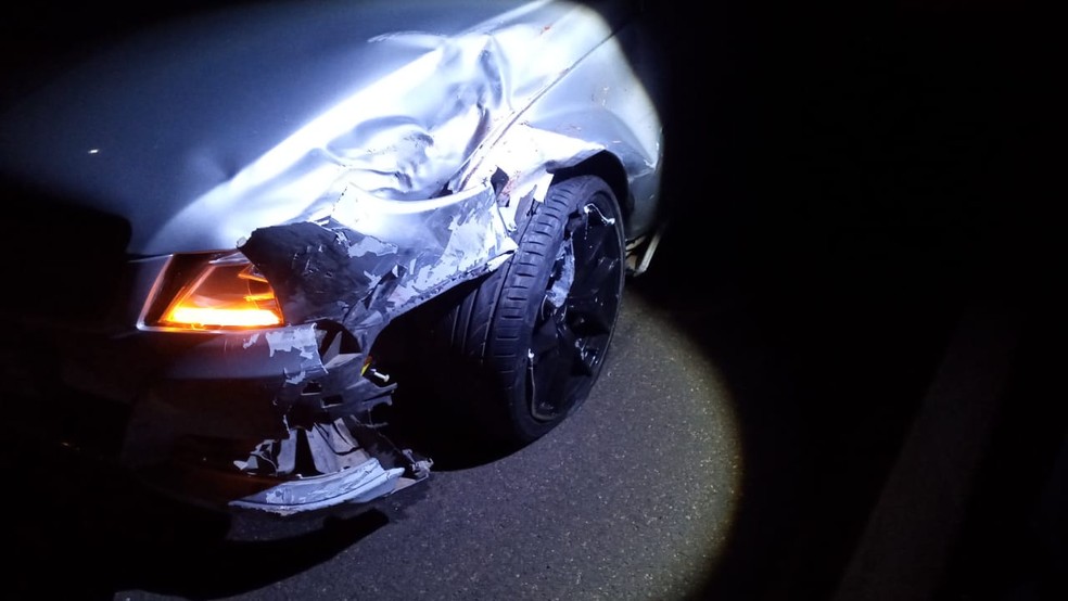 Motocicleta foi atingida na lateral por um carro — Foto: Polícia Rodoviária 