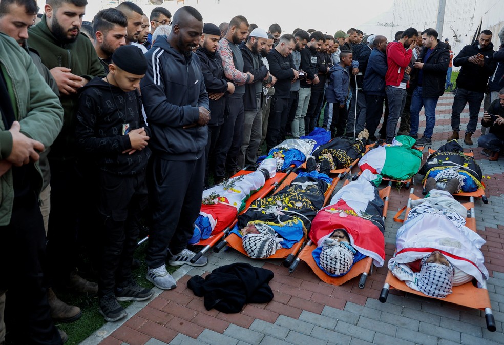 Pessoas mortas durante opera&ccedil;&atilde;o do Ex&eacute;rcito israelense na Cisjord&acirc;nia, em 26 de janeiro de 2023. &mdash; Foto: Raneen Sawafta/ Reuters