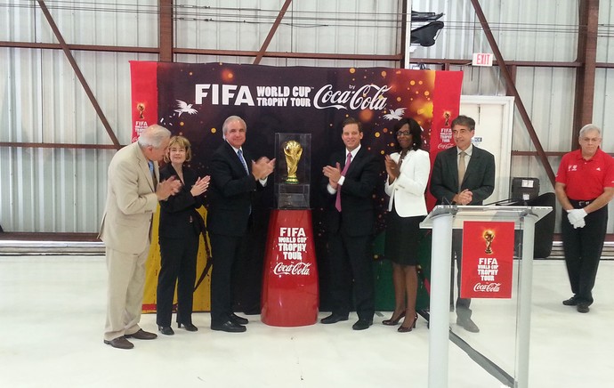 Sob clima brasileiro, taça da Copa  do Mundo desembarca em Miami
