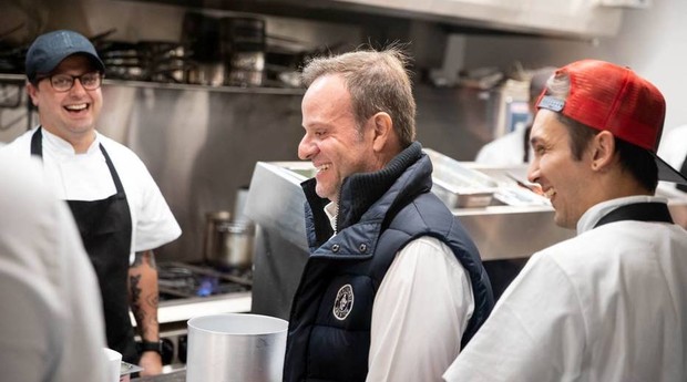 Barrichello conversa com funcionários do restaurante  (Foto: João Furlan/Divulgação)