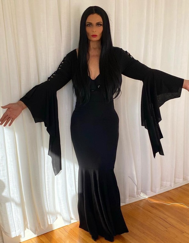 Tina Knowles, mãe de Beyoncé, se veste de Mortíicia no Halloween (Foto: Reprodução/Instagram)