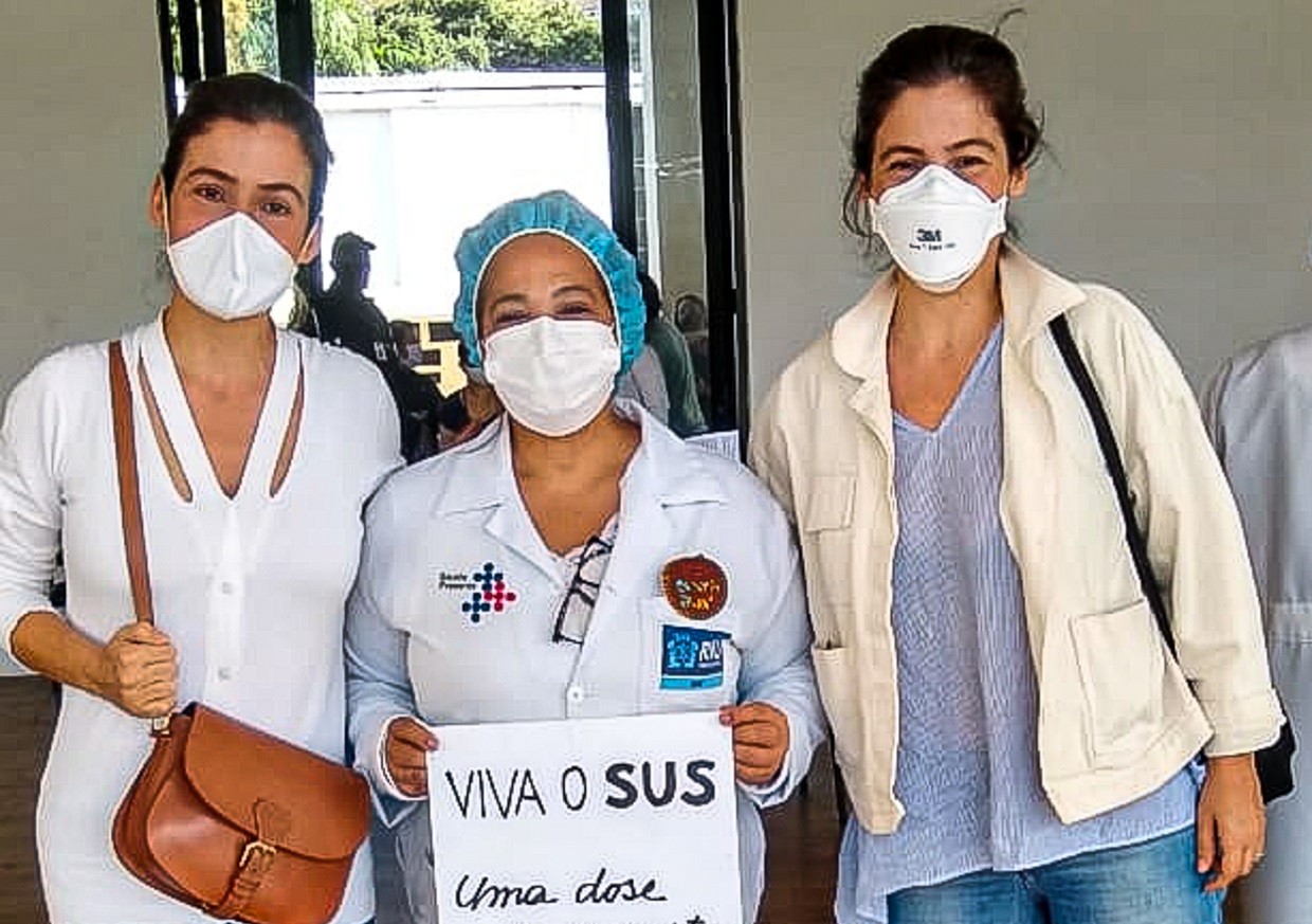 Renata Vasconcellos e Lanza Mazza em posto de vacinação (Foto: Rodrigo Adão/AgNews)