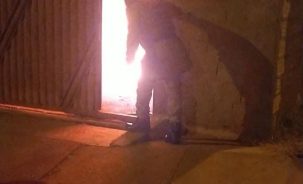 Momento em que os PMs entravam no local do incêndio — Foto: Divulgação/Polícia Militar