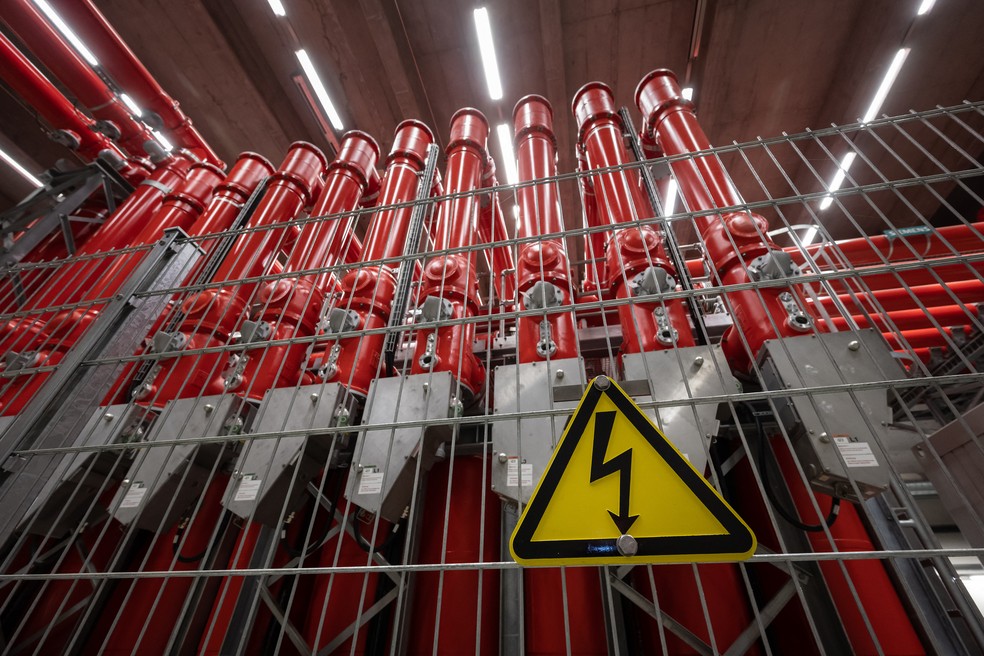 transformadores na usina de eletricidade de armazenamento bombeado de Nant de Drance, no oeste da Suíça — Foto: FABRICE COFFRINI / AFP