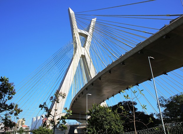 A Ponte Estaiada, em São Paulo, é um dos símbolos de arquitetura moderna da cidade (Foto: Pixabay / Joelfotos / CreativeCommons)