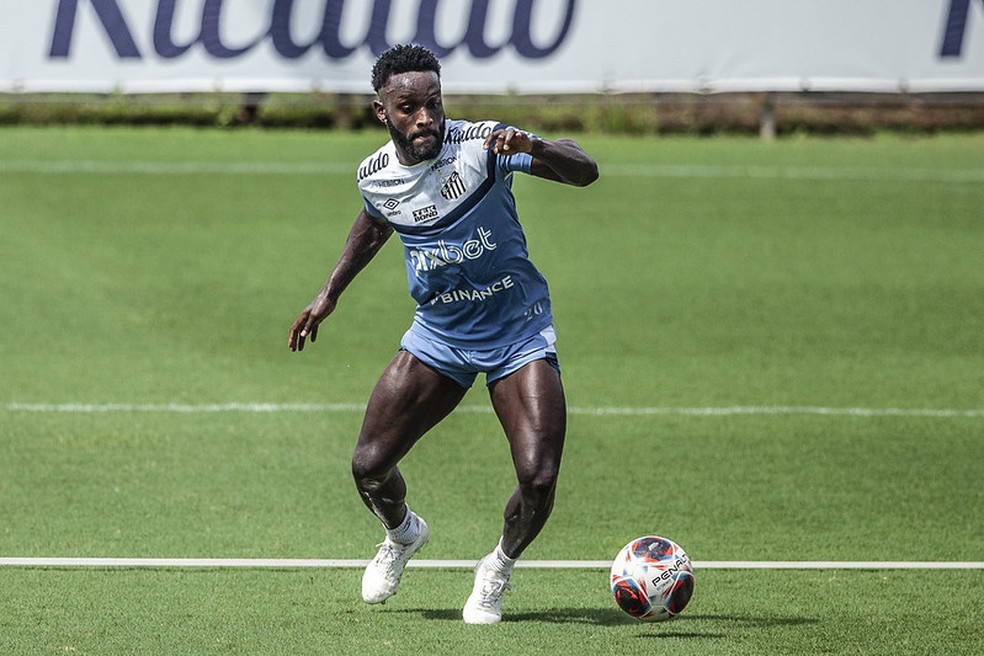 Mendoza durante treino do Santos — Foto: Bruno Santoni / Santos FC.