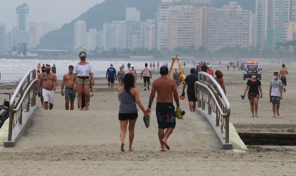 Praias de Santos tiveram movimento menos intenso neste s&aacute;bado (18) &mdash; Foto: Alex Ferraz/Jornal A Tribuna