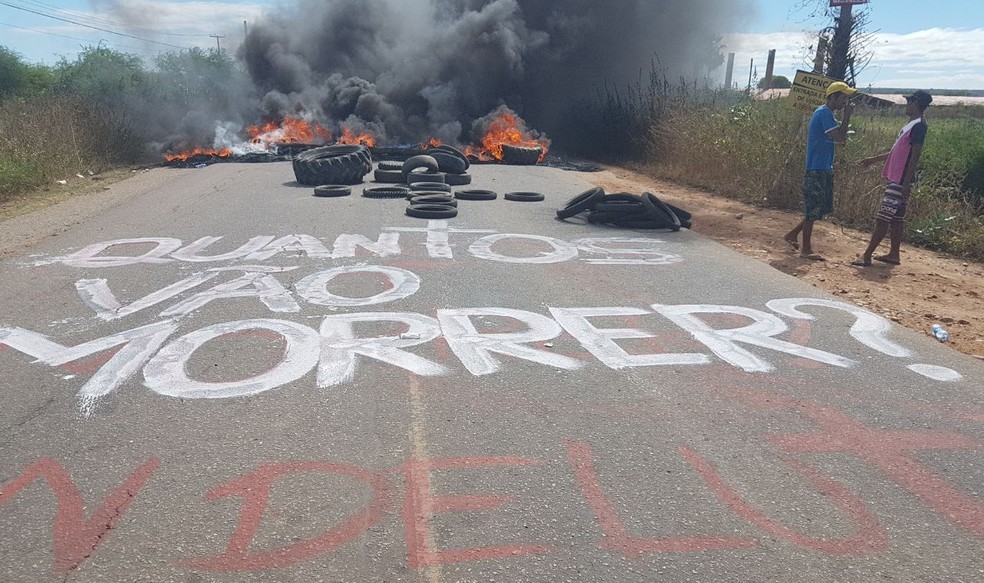 Protesto fechou RN-118 apÃ³s quatro pessoas morrerem em acidentes na rodovia (Foto: AlÃªssa Rocha)