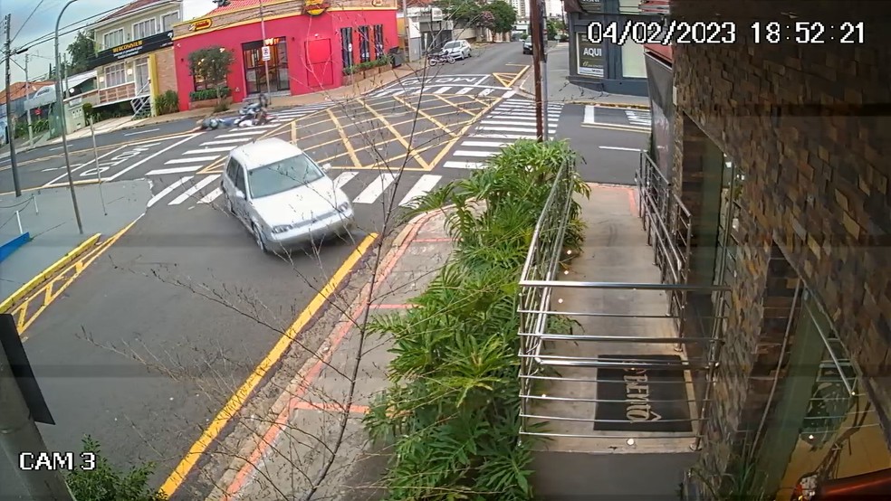 Carro desgovernado após ser atingido por moto pilotada por adolescente em Marília (SP) — Foto: Sistema de segurança