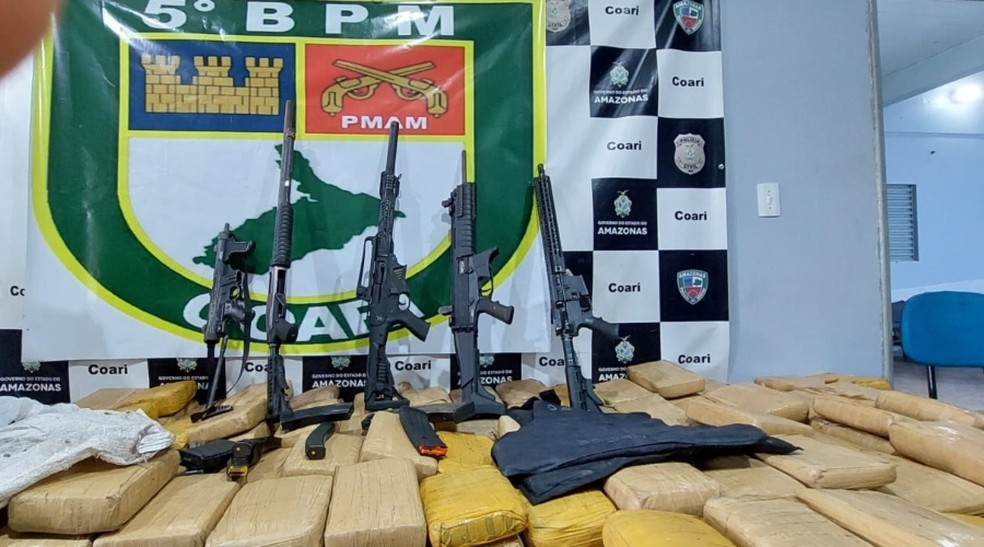 Drogas e armas apreendidas em Coari, no Amazonas.  — Foto: Divulgação PM