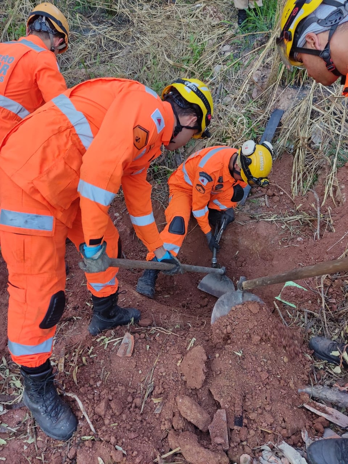 Bombeiros militares resgatam corpo enterrado em cova rasa na Região da 