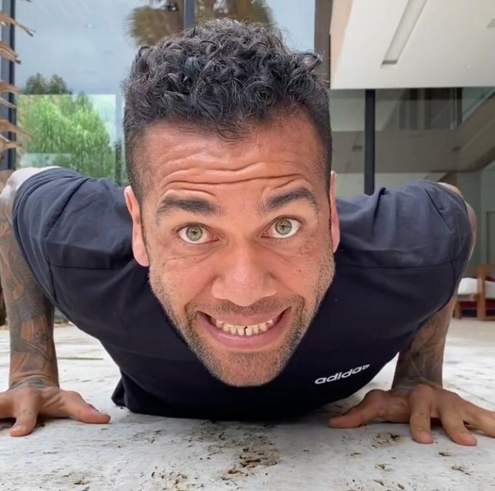 Daniel Alves faz treinos em casa durante quarentena — Foto: Reprodução instagram