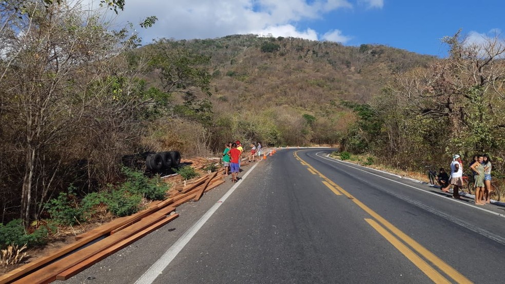 Parte da carga de madeira ficou espalhada pela via após o acidente na BR-222 no interior do Ceará.  — Foto: Divulgação/PRF