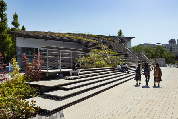 No Japão, escritório Kengo Kuma desenha entrada com telhado verde para centro de estudantes (Foto: © ︎ Kawasumi・Kobayashi Kenji Photograph Office)