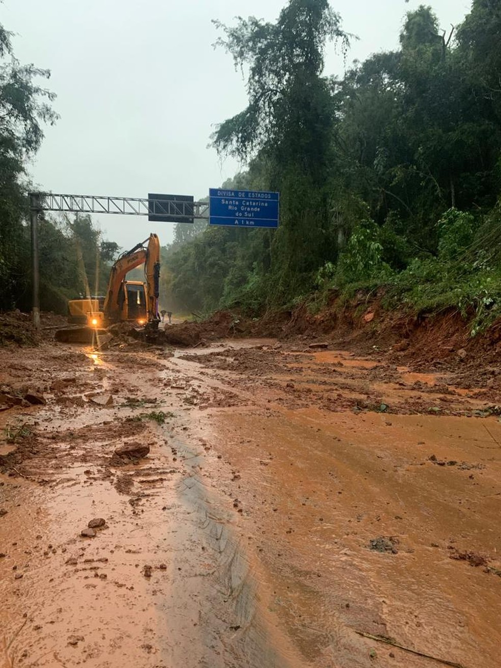 Máquina remove terra que deslizou em rodovia federal de Concórdia — Foto: DNIT SC/Divulgação