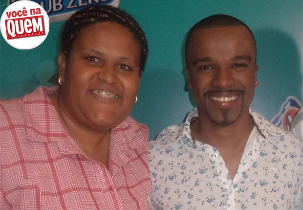 Ruth Passos e Alexandre Pires (Guarujá – SP): “Eu e o lindo do Ale Pires em um show realizado aqui no Guarujá. Esse dia era especial ...pois era aniversario do Ale...” (Foto: Reprodução)