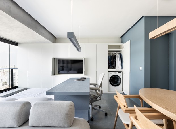 MARCENARIA | Todos os eletrodomésticos foram instalados no perímetro do apartamento e, quando não estão em uso, ficam ocultos pelos armários brancos (Foto: Gabriela Mestriner / Divulgação)