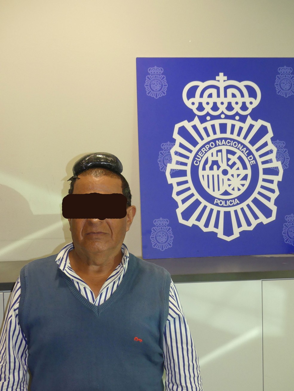 Colombiano é preso com meio quilo de cocaína sob peruca em Barcelona — Foto: Policia Nacional de España via Reuters