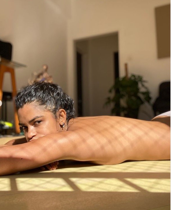 Lucy Alves aproveita solzinho na quarentena com topless (Foto: Reprodução Instagram)