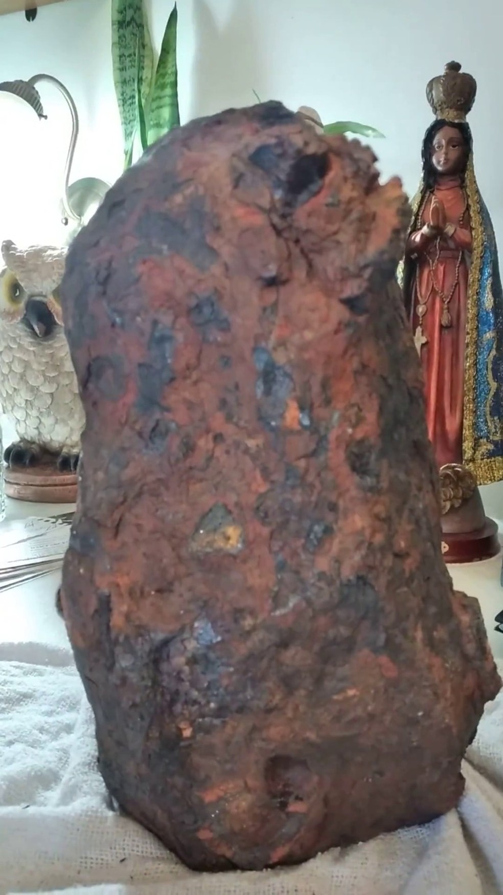 Meteorito foi usado por alguns anos como enfeite de mesa por homem que encontrou a rocha, na Paraíba — Foto: Reprodução/TV Cabo Branco