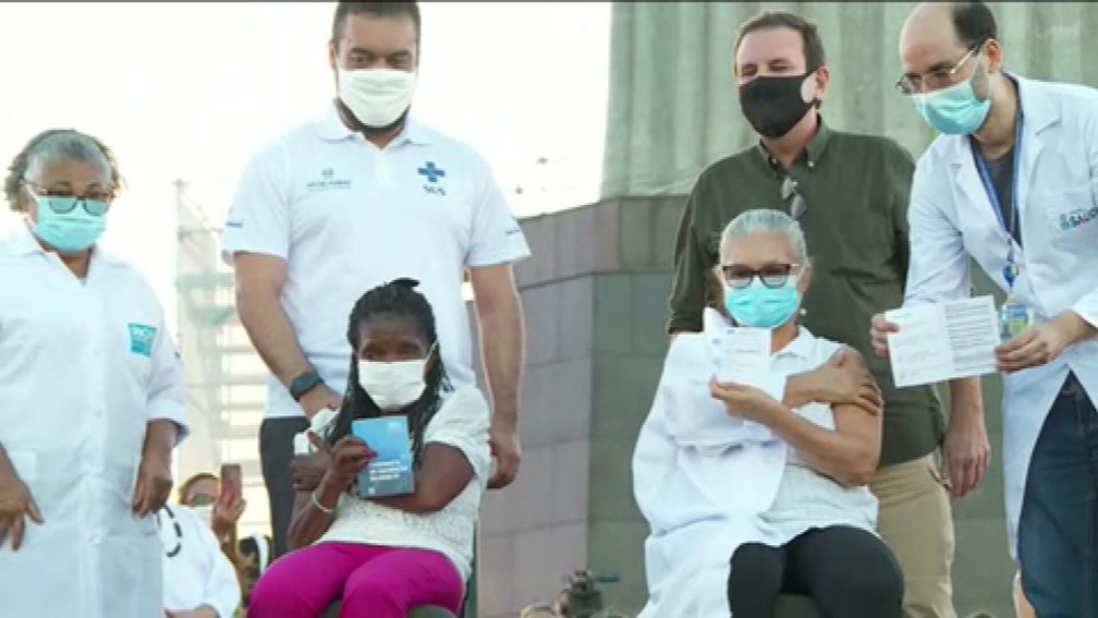 18/01/2020 - Primeiras vacinadas no Rio — Foto: Reprodução/GloboNews
