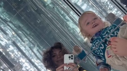 Após ser flagrada aos beijos com Harry Styles, Emily Ratajkowski curte dia de museu com o filho em Tóquio 