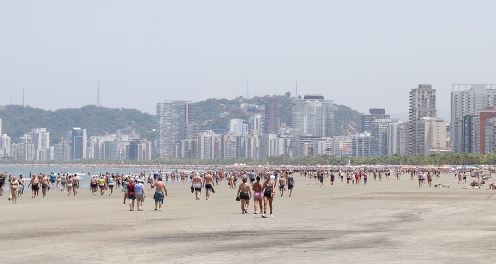 Após uma semana de tempo frio e com chuva, sol levou banhistas às praias neste sábado (23) — Foto: Vanessa Rodrigues/Jornal A Tribuna