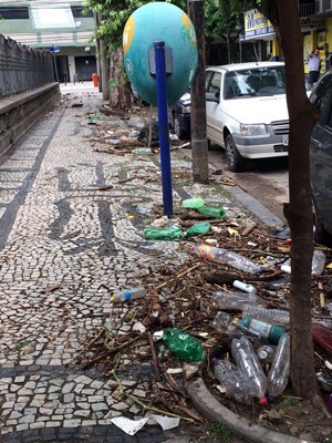 Na Tijuca, muito lixo podia ser visto nas calçadas do bairro (Foto: Susan Vidinhas / G1)