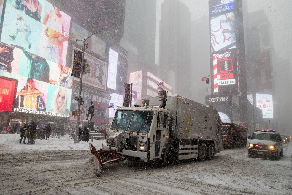 Caminhão limpa a neve sobre na Times Square, em Nova York, no dia 4 (Foto: AP Photo/Mary Altaffer)