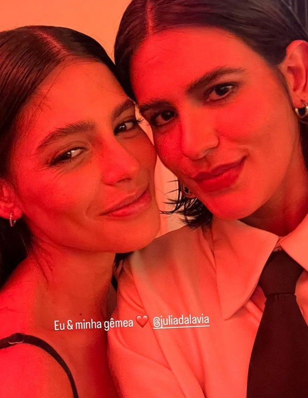 Julia Dalavia e Antônia Morais posam juntas após fãs confundirem uma com a outra (Foto: Editora Globo)