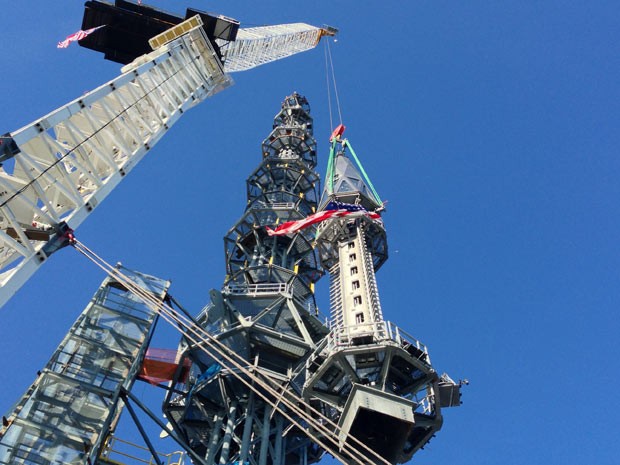 Antena é instalada sobre One World Trade Center em Nova York (Foto: AP)